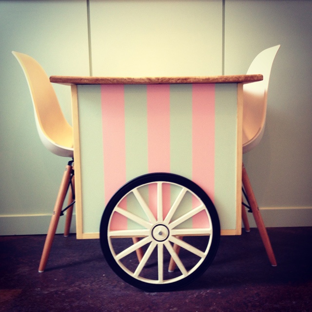 a table and chairs that looks like an ice cream cart